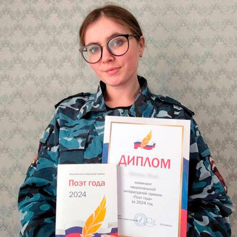 НАЧИНАЮЩАЯ ПОЭТЕССА УЧИТСЯ В ТЮИ